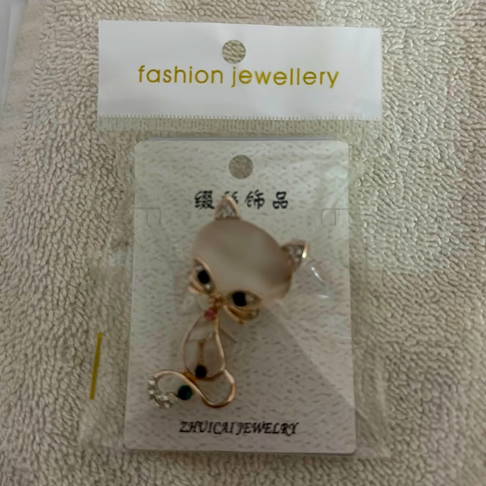 White cat pin